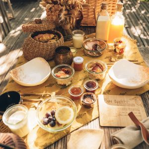 Hébergement insolite en Midi-Pyrénées avec un pique-nique gourmand sur une table en bois.