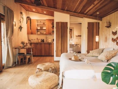 Hébergement insolite en Midi-Pyrénées : chalet en bois avec décoration chaleureuse et lumineuse.