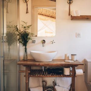 Salle de bain dun hébergement insolite en Midi-Pyrénées, avec lavabo en céramique et décor naturel.