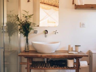Salle de bain dun hébergement insolite en Midi-Pyrénées, avec lavabo en céramique et décor naturel.