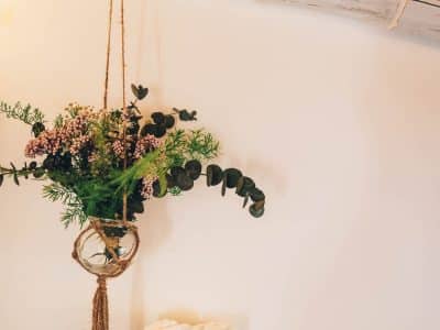 Hébergement insolite en Midi-Pyrénées avec décoration florale suspendue et serviettes blanches.