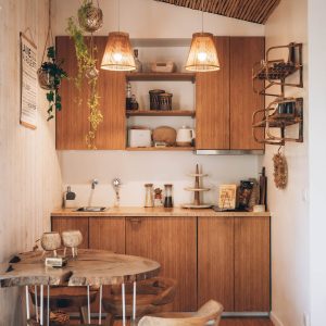 Hébergement insolite en Midi-Pyrénées, cuisine en bois avec luminaires tressés.