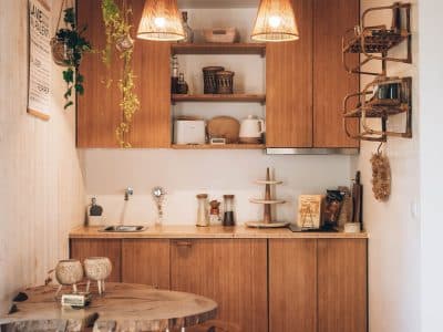 Hébergement insolite en Midi-Pyrénées, cuisine en bois avec luminaires tressés.