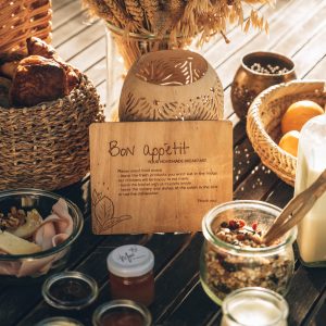 Hébergement insolite en Midi-Pyrénées avec un petit-déjeuner artisanal et décor chaleureux.