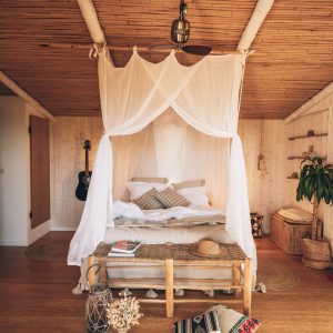 Hébergement insolite en Midi-Pyrénées, avec un lit suspendu et une décoration naturelle.