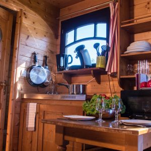 Hébergement insolite en Auvergne : charmante cabane en bois avec cuisine équipée.