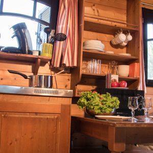Cabane en bois à Champagne-Ardenne, avec cuisine équipée et fenêtres lumineuses.