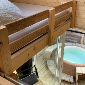 Hébergement insolite en bois à Limousin avec jacuzzi extérieur et vue sur la nature.