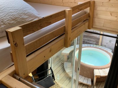 Hébergement insolite en bois à Limousin avec jacuzzi extérieur et vue sur la nature.
