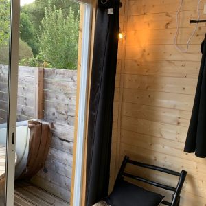 Hébergement insolite en bois à Limousin, avec baignoire extérieure et ambiance chaleureuse.