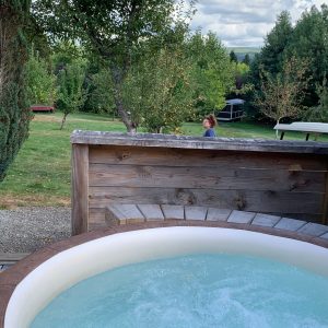 Hébergement insolite à Limousin avec jacuzzi, vue sur la nature verdoyante.