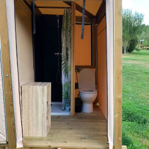 Hébergement insolite à Limousin : cabane avec salle de bain et toilettes intégrées.