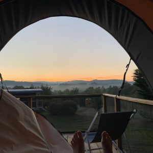 Tente suspendue à Limousin, vue panoramique sur le lever du soleil et la nature.