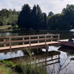 Hébergement insolite : une péniche en bois au bord dun lac paisible à Limousin.
