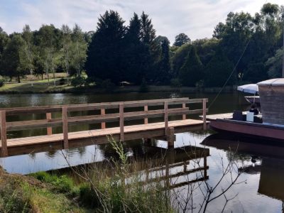 Hébergement insolite : une péniche en bois au bord dun lac paisible à Limousin.