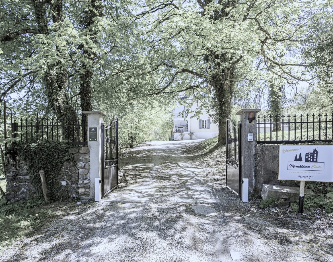 Hébergement insolite en Auvergne-Rhône-Alpes, accès charmant sous des arbres verdoyants.
