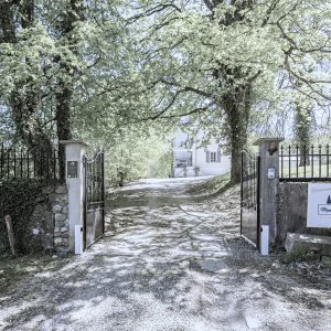 Hébergement insolite en Auvergne-Rhône-Alpes, accès charmant sous des arbres verdoyants.