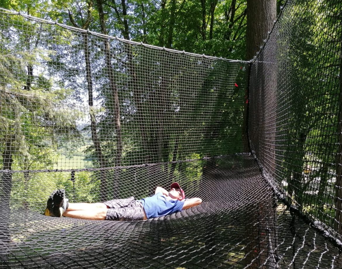 Hébergement insolite en filet suspendu, offrant une vue imprenable sur la nature.