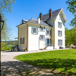 Maison de charme en Auvergne-Rhône-Alpes, entourée dun jardin verdoyant.