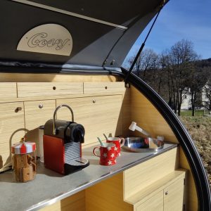 Hébergement insolite en van à Auvergne-Rhône-Alpes, avec vue sur la nature et équipements modernes.