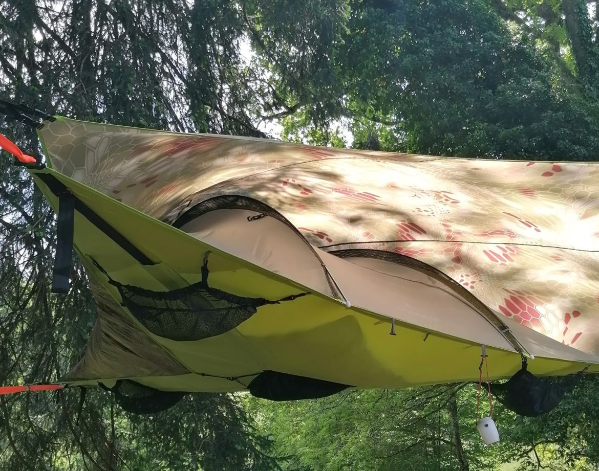 Tente suspendue originale en pleine nature, offrant une vue imprenable sur les arbres.