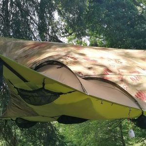 Tente suspendue originale en pleine nature, offrant une vue imprenable sur les arbres.