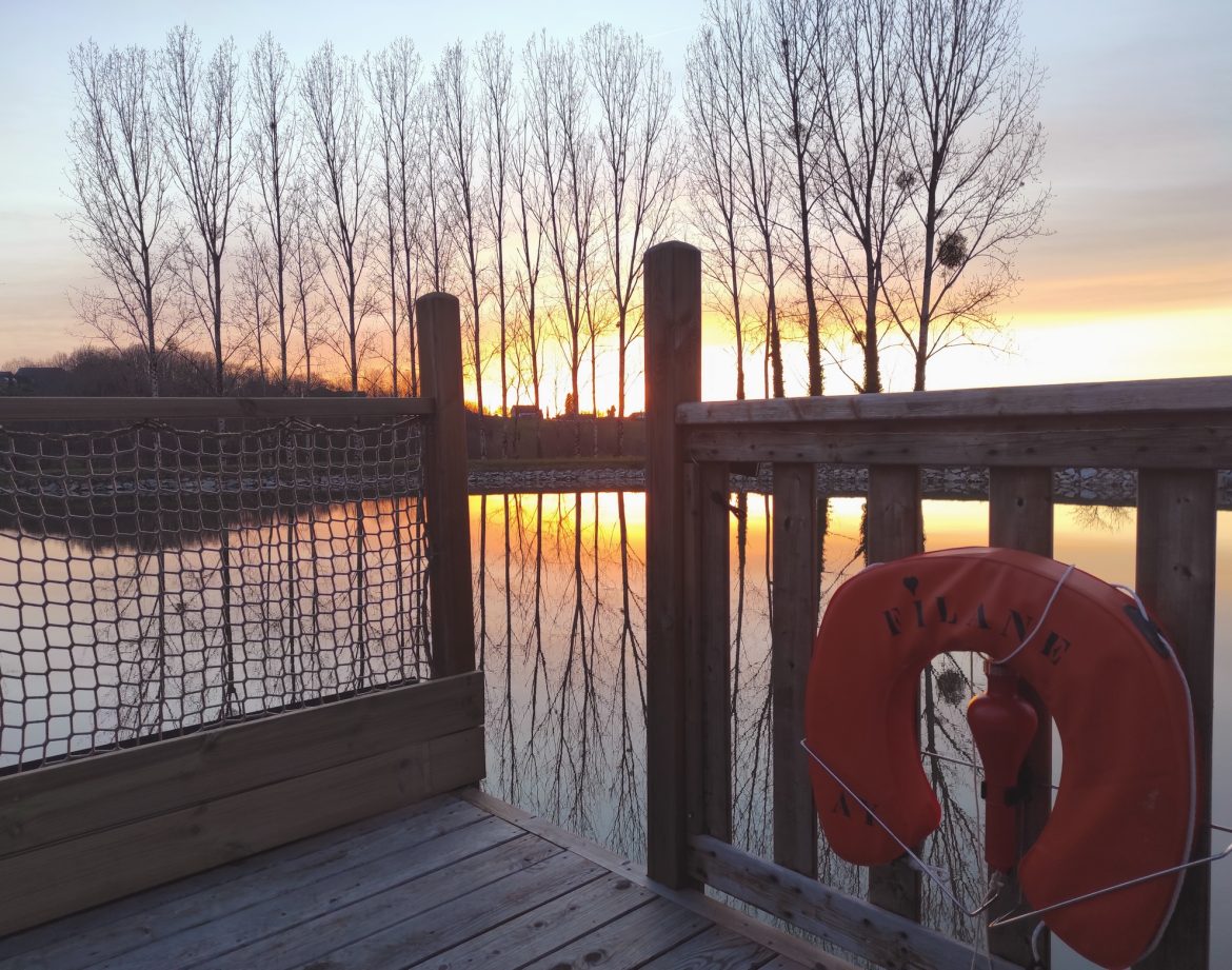 Hébergement insolite à Limousin : cabane sur pilotis avec vue sur le coucher de soleil.