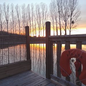 Hébergement insolite à Limousin : cabane sur pilotis avec vue sur le coucher de soleil.