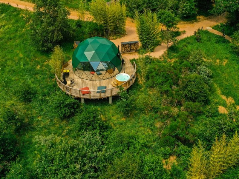 Dôme géodésique en pleine nature, avec terrasse et jacuzzi privé.