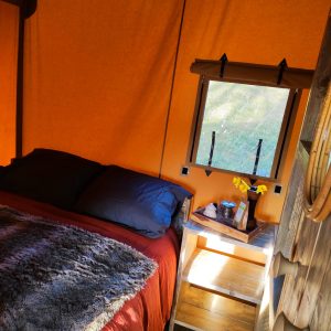 Tente safari cosy à Limousin, avec un lit douillet et une vue sur la nature.