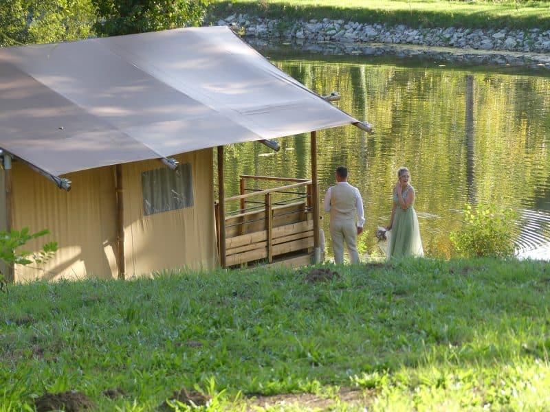 Tente de luxe au bord dun lac, idéale pour une escapade romantique.