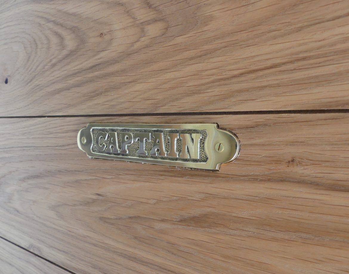 Cabane insolite à Limousin avec une plaque en laiton gravée CAPTAIN.