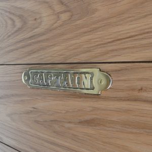 Cabane insolite à Limousin avec une plaque en laiton gravée CAPTAIN.