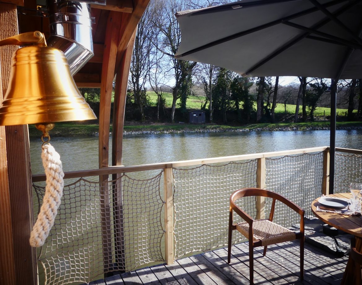 Hébergement insolite en Limousin : cabane sur leau avec vue sur la rivière.