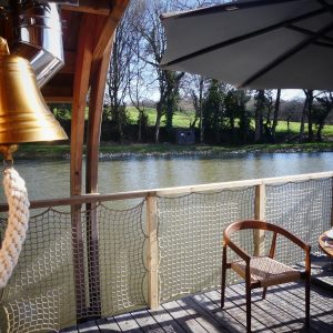 Hébergement insolite en Limousin : cabane sur leau avec vue sur la rivière.