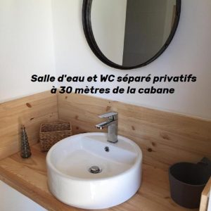 Salle deau moderne avec lavabo, à 30 mètres dune cabane en Bourgogne.