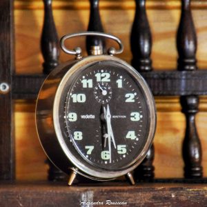 Hébergement insolite à Centre : un ancien réveil vintage sur une étagère en bois.