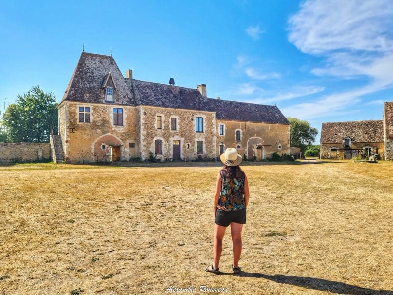Charmante maison de campagne avec façade en pierre et vaste jardin ensoleillé.