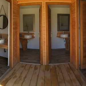 Cabane en bois à Bourgogne avec lavabo en bois naturel et ambiance chaleureuse.