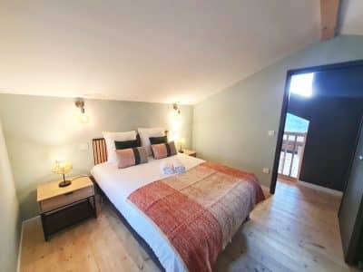 Chambre cosy dans un hébergement insolite, avec lumière douce et décoration moderne.