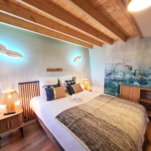 Chambre cocooning avec lit douillet et décor apaisant en Bourgogne-Franche-Comté.