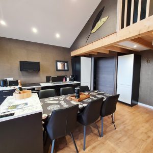 Hébergement insolite en Bourgogne-Franche-Comté, cuisine moderne avec table élégante.