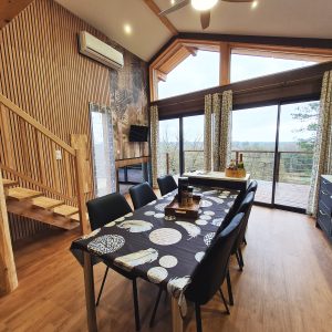 Hébergement insolite en Bourgogne-Franche-Comté, avec un intérieur en bois et vue panoramique.