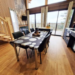 Hébergement insolite en Bourgogne-Franche-Comté, intérieur moderne avec grande table à manger.