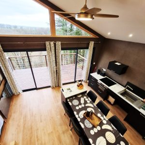 Chalet moderne en Bourgogne-Franche-Comté, avec grandes baies vitrées et vue dégagée.