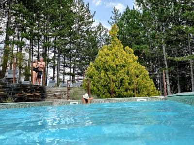 Hébergement insolite en Provence-Alpes-Côte dAzur avec piscine et forêt verdoyante.
