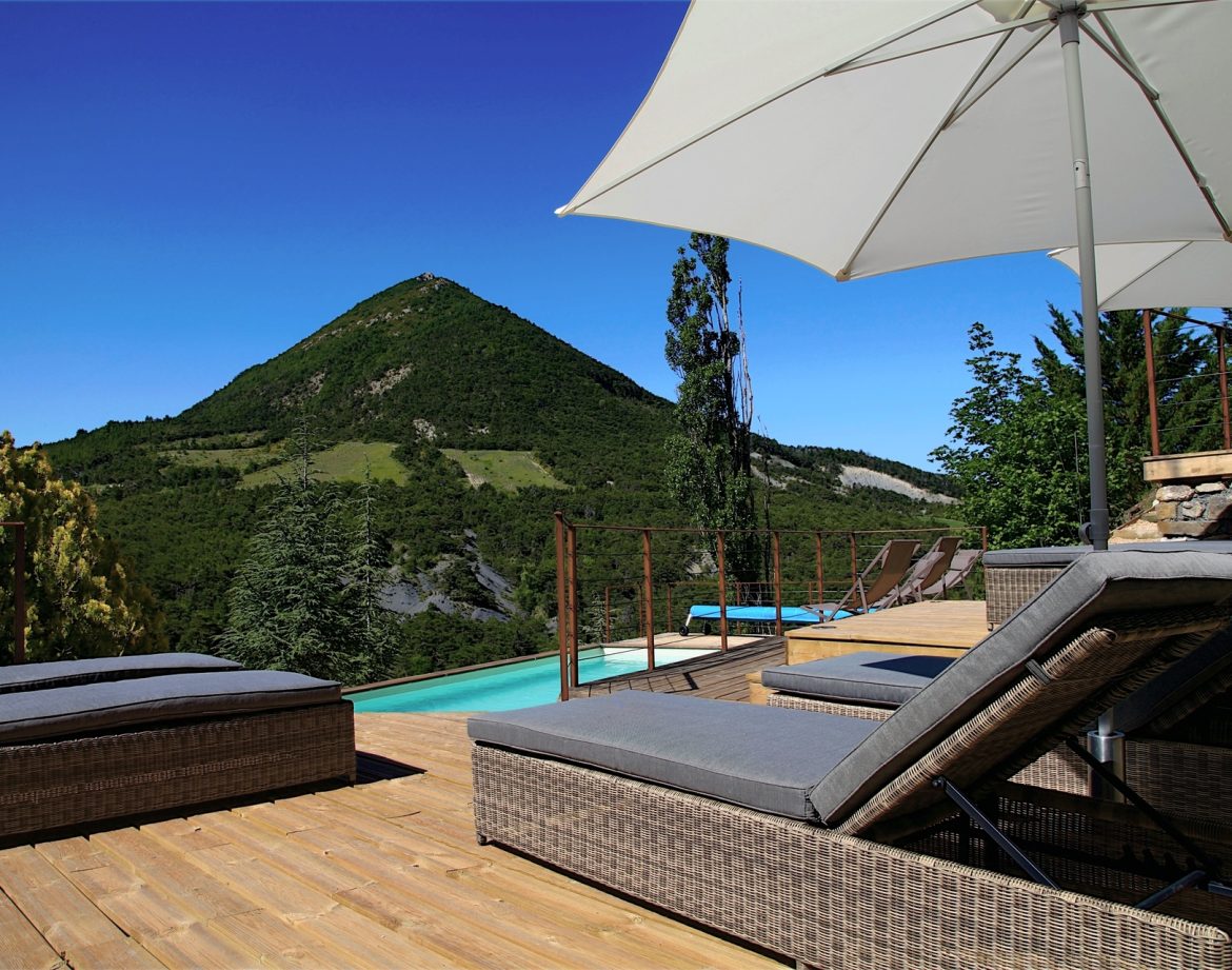 Hébergement insolite en Provence-Alpes-Côte dAzur avec piscine et vue sur la montagne.