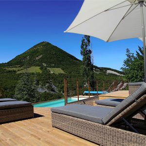 Hébergement insolite en Provence-Alpes-Côte dAzur avec piscine et vue sur la montagne.