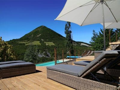 Hébergement insolite en Provence-Alpes-Côte dAzur avec piscine et vue sur la montagne.