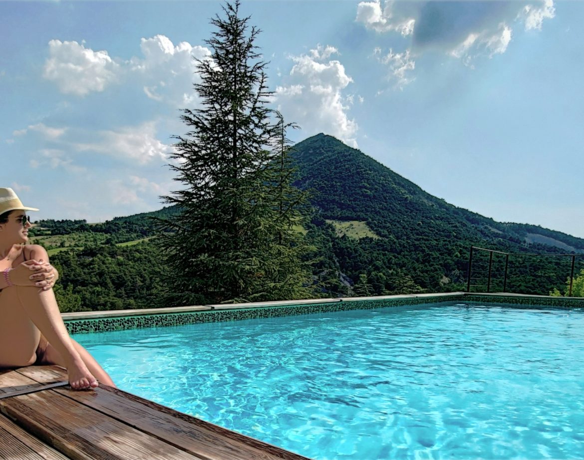 Hébergement insolite en Provence-Alpes-Côte dAzur avec piscine et vue sur la montagne.